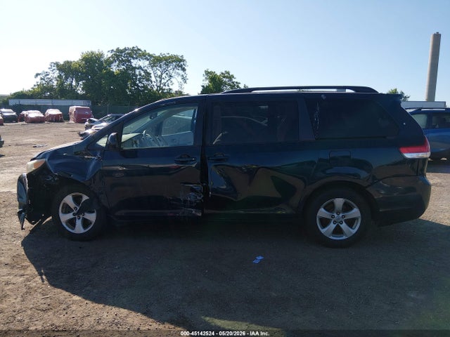 Toyota Sienna Le V6