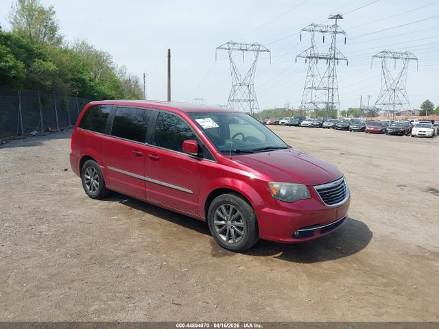 Salvage Chrysler Town & Country Image