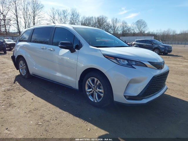 Salvage Toyota Sienna Image