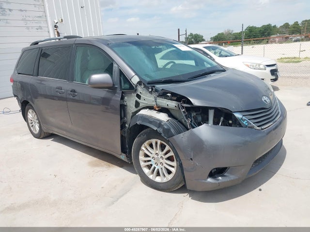 Salvage Toyota Sienna Image