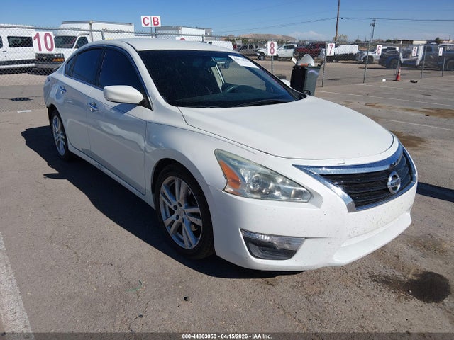 Salvage Nissan Altima Image