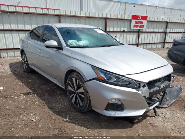 Salvage Nissan Altima Image