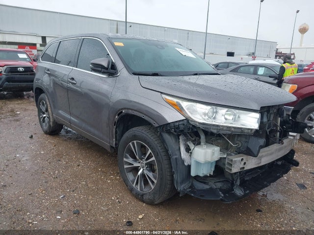 Salvage Toyota Highlander Image