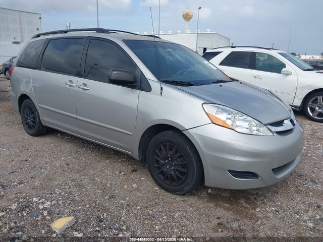 Salvage Toyota Sienna Image