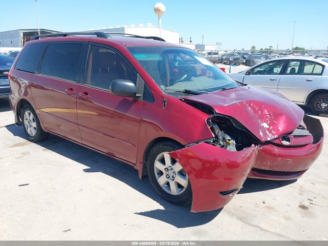 Salvage Toyota Sienna Image