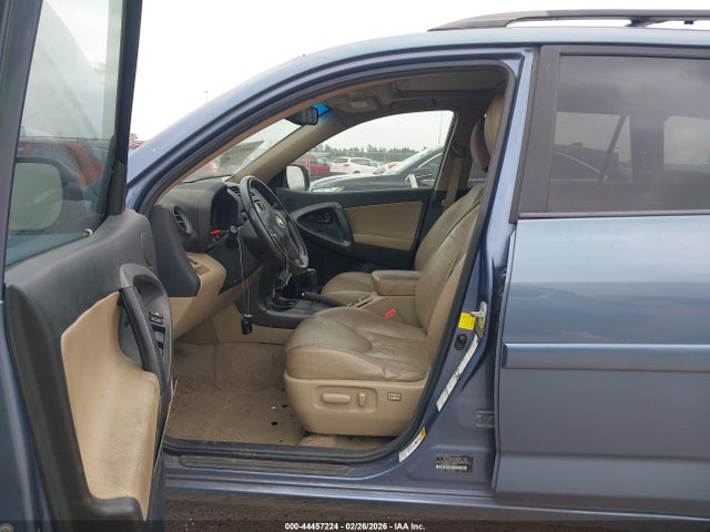 Toyota RAV4 Limited V6