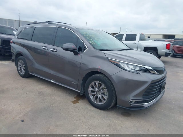 Salvage Toyota Sienna Image