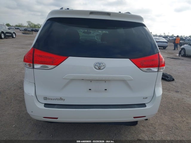 Toyota Sienna Le V6 8 Passenger