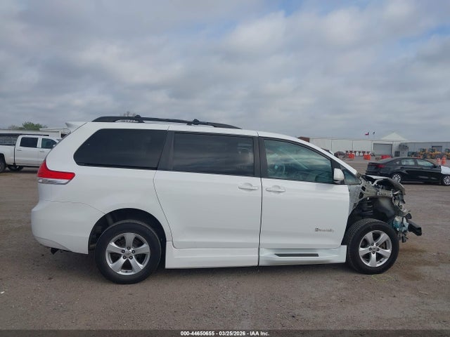 Toyota Sienna Le V6 8 Passenger