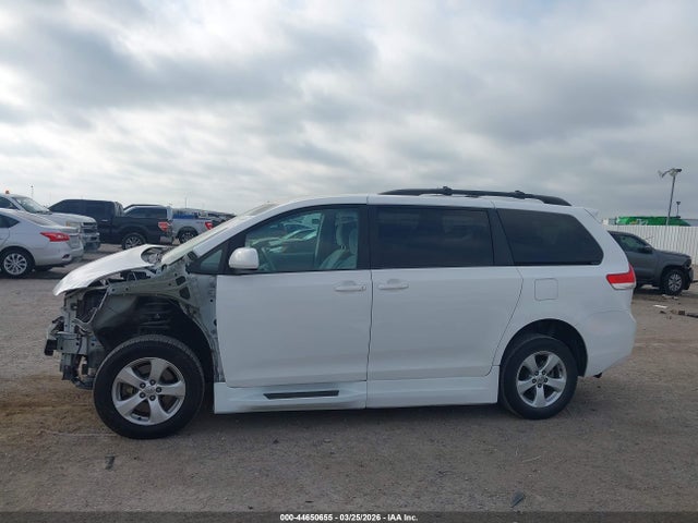 Toyota Sienna Le V6 8 Passenger
