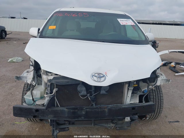 Toyota Sienna Le V6 8 Passenger