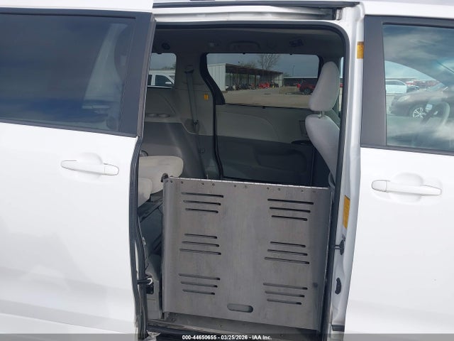 Toyota Sienna Le V6 8 Passenger