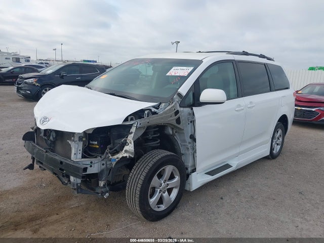 Toyota Sienna Le V6 8 Passenger