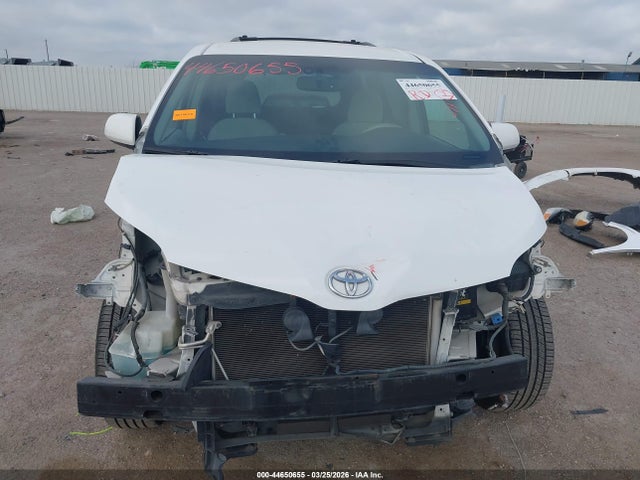 Toyota Sienna Le V6 8 Passenger
