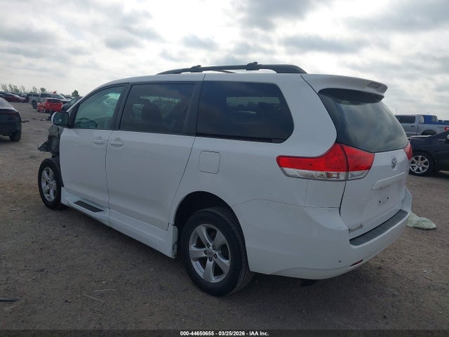 Toyota Sienna Le V6 8 Passenger