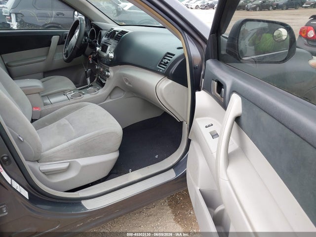 Toyota Highlander Base V6