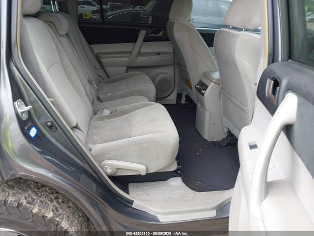 Toyota Highlander Base V6