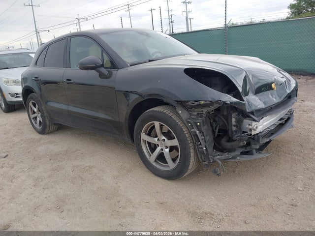Salvage Porsche Macan Image