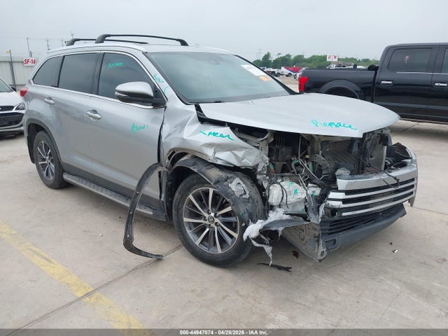 Salvage Toyota Highlander Image