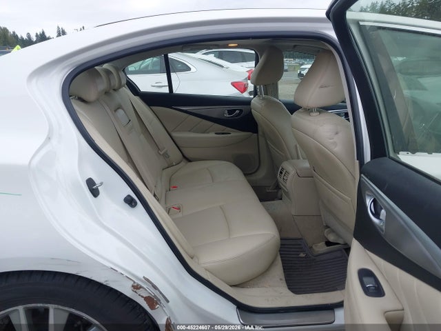 INFINITI Q50 Premium