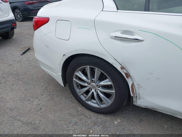 INFINITI Q50 Premium