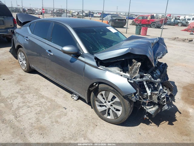 Salvage Nissan Altima Image