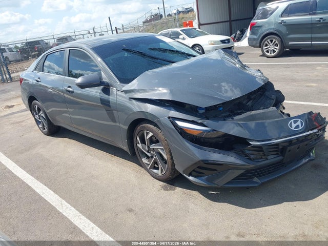 Salvage Hyundai ELANTRA Image
