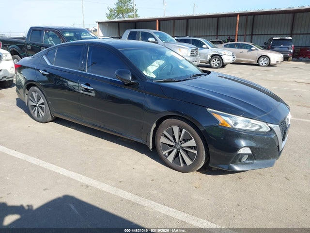 Salvage Nissan Altima Image
