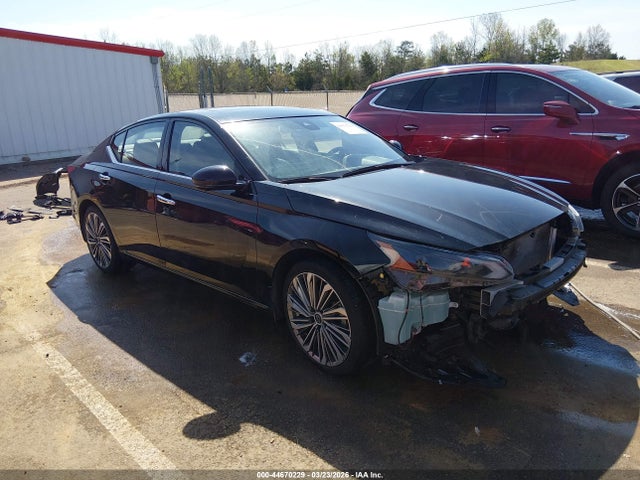Salvage Nissan Altima Image