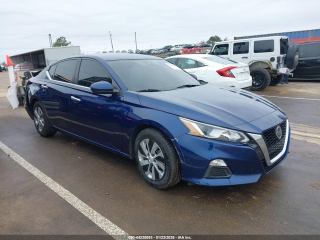 Salvage Nissan Altima Image