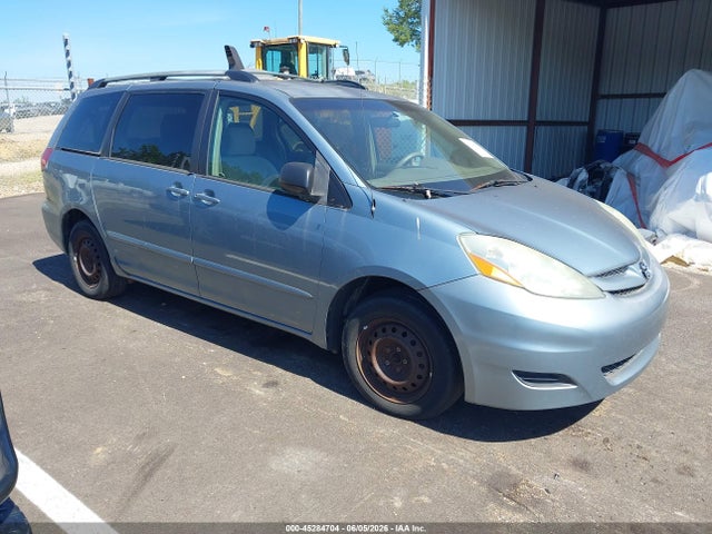 Salvage Toyota Sienna Image