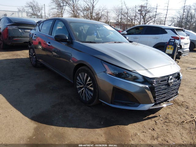 Salvage Nissan Altima Image