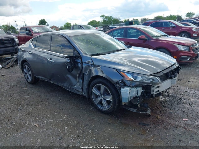 Salvage Nissan Altima Image