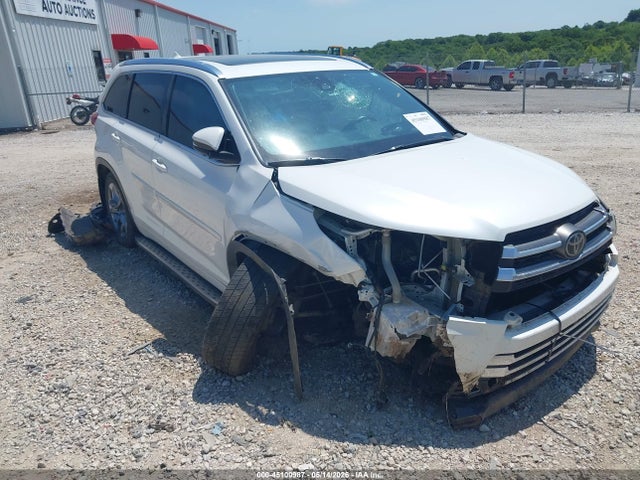 Salvage Toyota Highlander Image