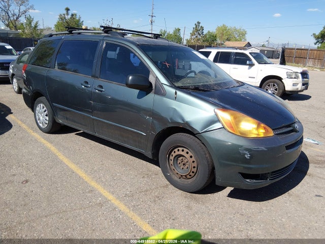 Salvage Toyota Sienna Image
