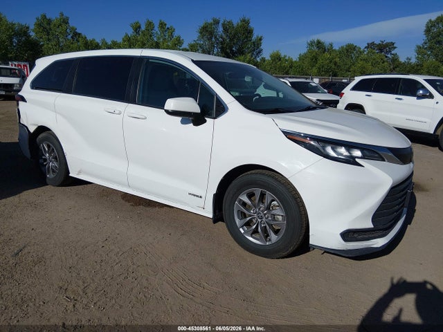 Salvage Toyota Sienna Image