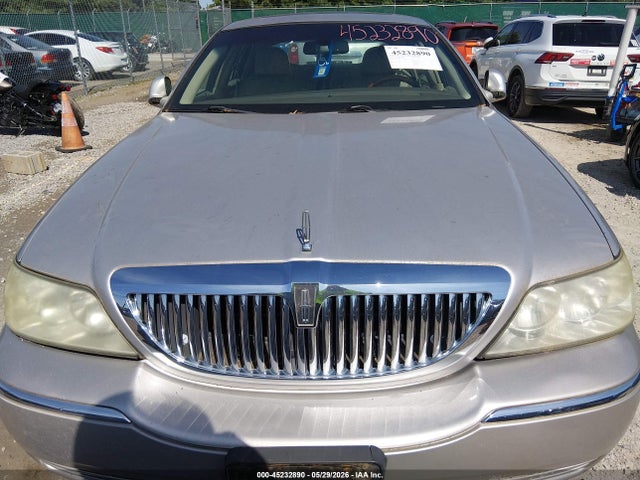 Lincoln Towncar Signature Limited