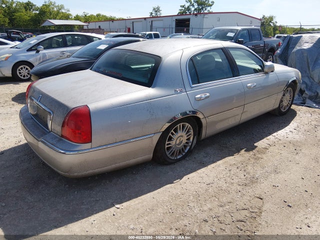 Lincoln Towncar Signature Limited