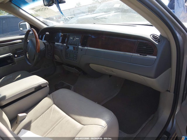Lincoln Towncar Signature Limited