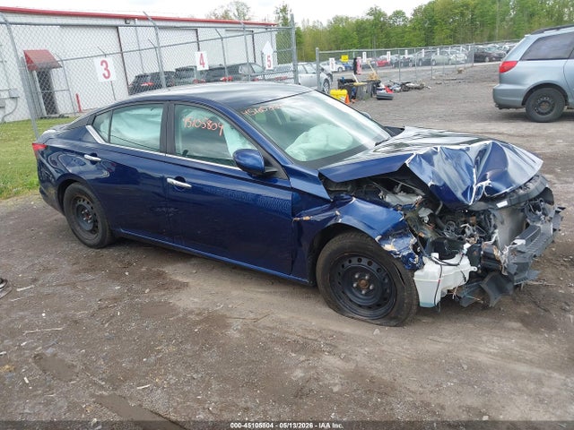 Salvage Nissan Altima Image
