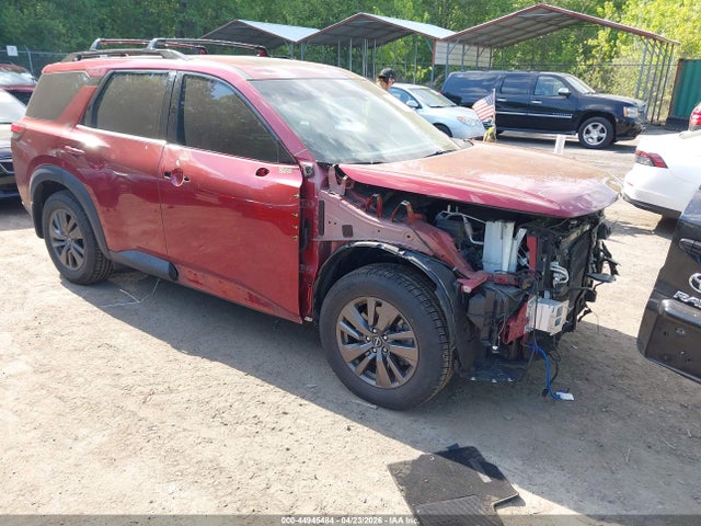 Salvage Nissan Pathfinder Image