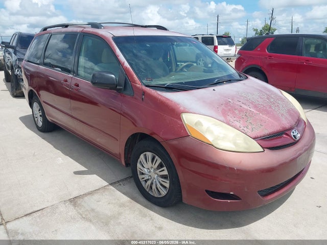 Salvage Toyota Sienna Image