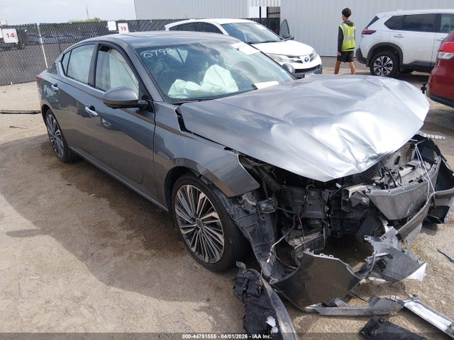 Salvage Nissan Altima Image