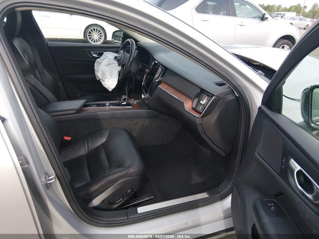 Volvo S60 B5 Plus Dark Theme
