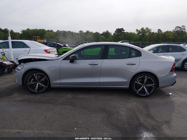 Volvo S60 B5 Plus Dark Theme