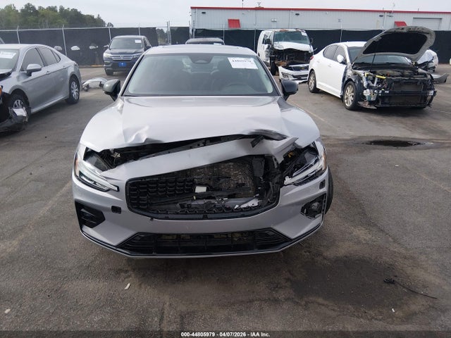 Volvo S60 B5 Plus Dark Theme