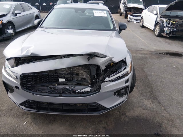 Volvo S60 B5 Plus Dark Theme