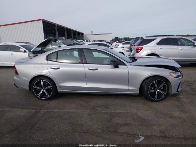 Volvo S60 B5 Plus Dark Theme