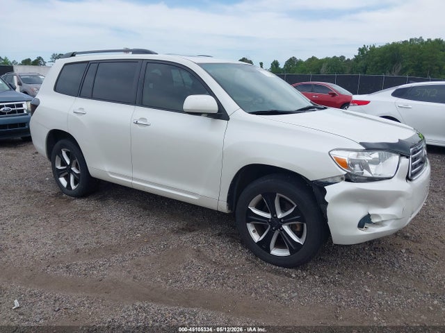 Salvage Toyota Highlander Image