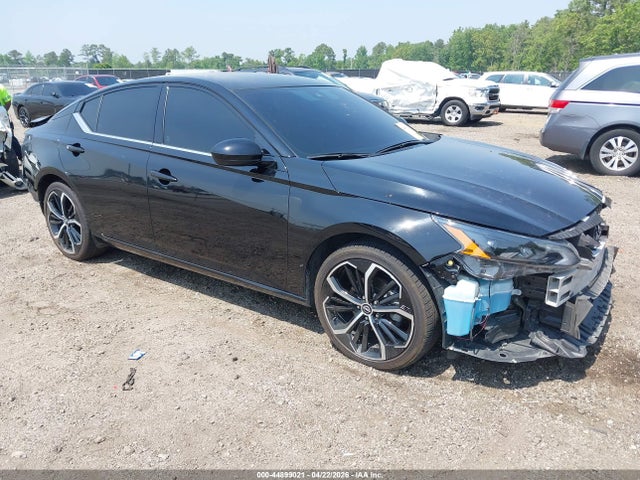 Salvage Nissan Altima Image